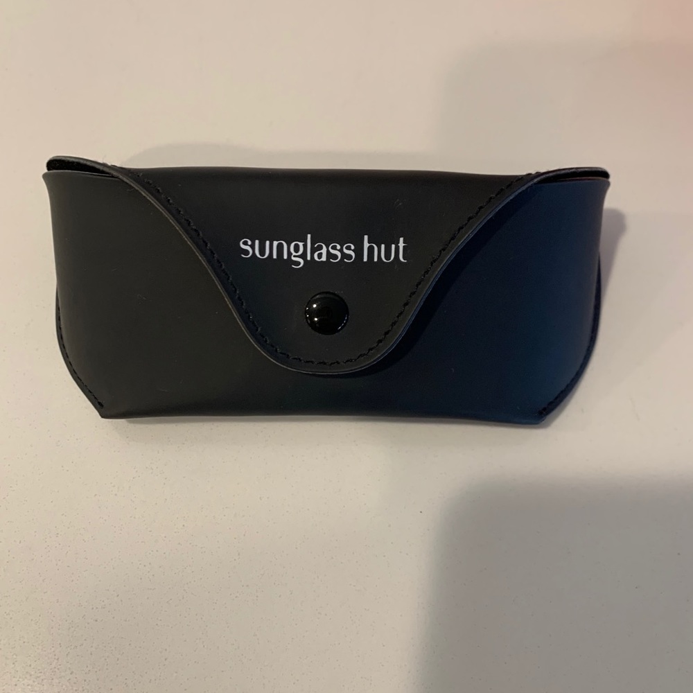 Sunglass hut sunglass case